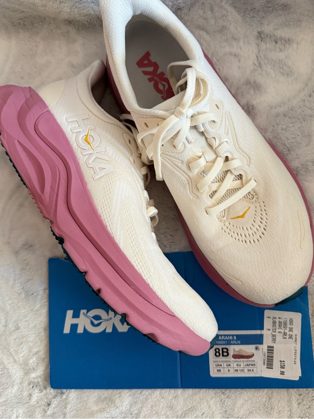 HOKA: Arahi 8 Running Shoes. Size: 8B (medium)
Color: Alabaster/Lingonberry.